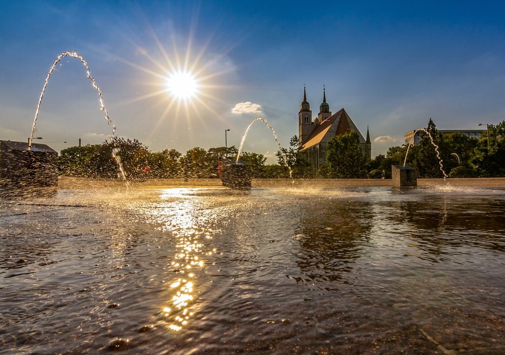 Magdeburger Innenstadt mit Dom und Springbrunnen im Sommer.