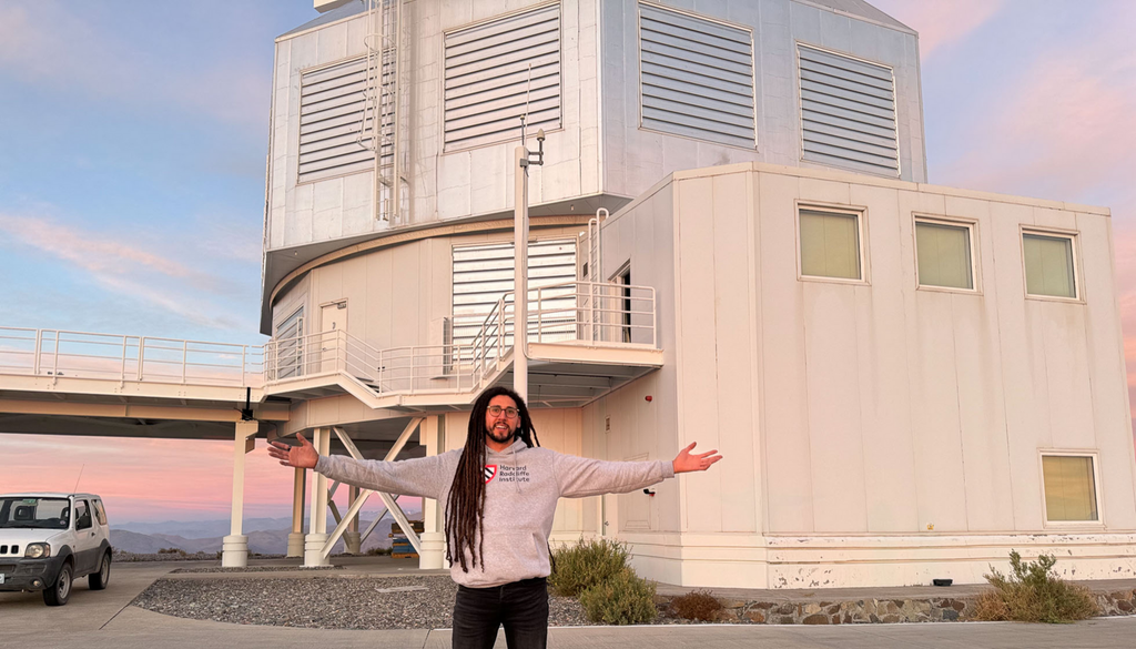 Ph. D. Collin Cherubim außerhalb des Las Campanas Observatory in Chile. Ph. D. Collin Cherubim außerhalb des Las Campanas Observatory in Chile. Bild: Collin Cherubim