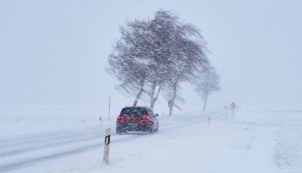 schnee, winter, reifen Es ist nun höchste Zeit für Winterreifen. Die Temperaturen sinken immer weiter, der erste Schnee wird bald auch in tiefen Lagen erwartet.