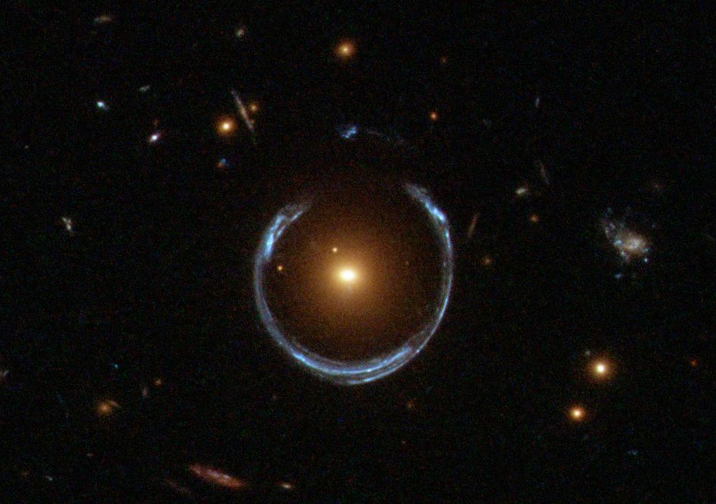 Einsteinring um die Galaxie LRG 3-757. Bild: ESA/Hubble/NASA
