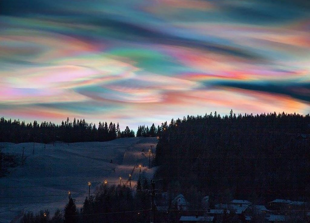 Nuvens estratosféricas polares coloridas.