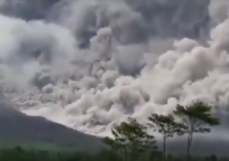 Éruption du volcan Semeru en Indonésie : des images impressionnantes ! Éruption du volcan Semeru en Indonésie : des images impressionnantes !