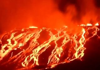 Impressionante eruzione vulcanica nell'arcipelago reso famoso da Darwin: i video e la situazione