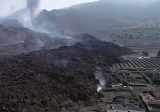 Eruzione vulcanica alle Canarie, la lava continua ad avanzare: i video