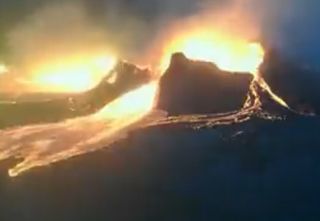 Eruzione vulcanica in Islanda, crolla il cono di scorie: i video spettacolari