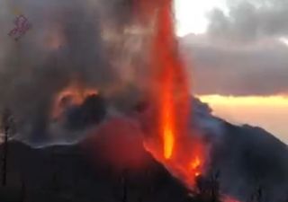 L'eruzione alle Canarie continua: i video e la situazione a La Palma