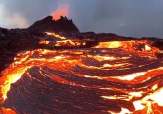 Eruzione del vulcano islandese Fagradalsfjall, i video spettacolari