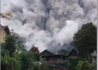 Violenta eruzione del vulcano Merapi in Indonesia, il flusso piroclastico avanza rapidissimo: i video