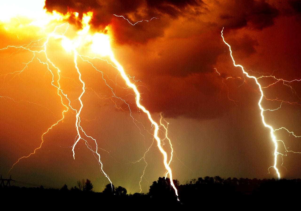 El paso de ondas tropicales mantendrá lluvias y tormentas intensas en varias entidades de México, fortaleciéndose por un anticiclón divergente que haga crecer más a las nubes.