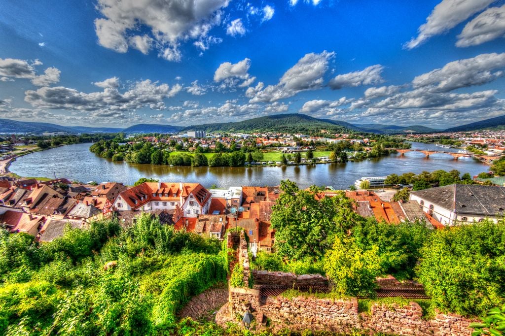 Traumlage an der Mainschleife: Dieses Städtchen ist ein echtes Juwel. Foto: Adobe Stock