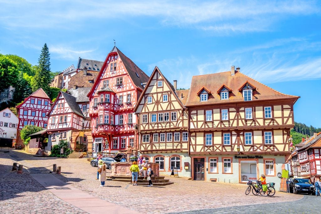 Treffpunkt: Historische Fachwerkhäuser säumen den Alten Markt. Foto: Sina Ettmer/Adobe Stock