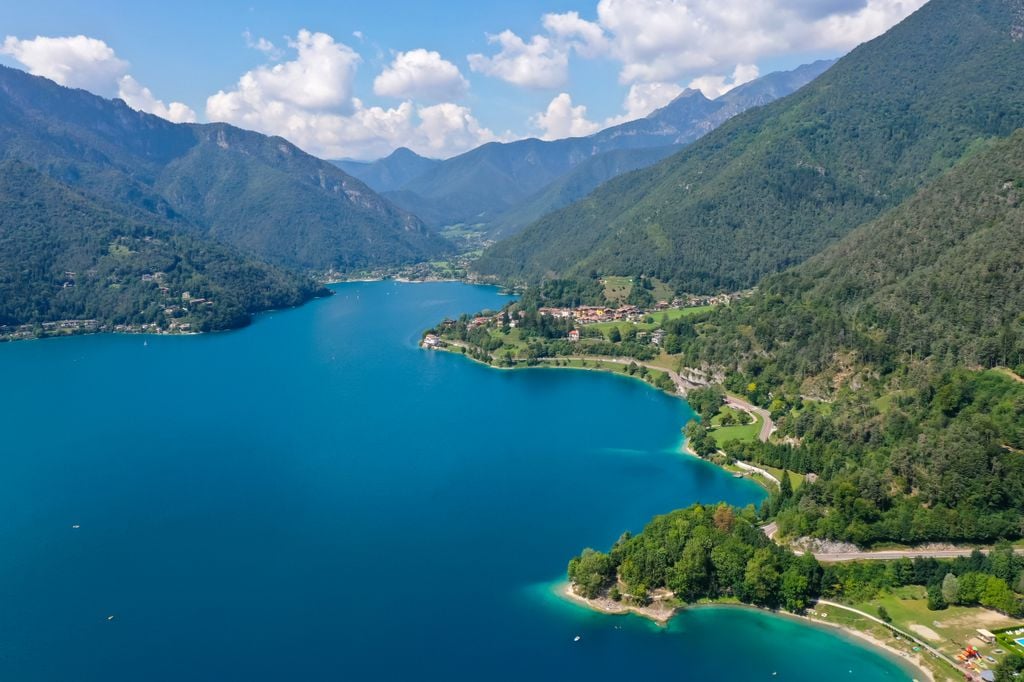 Lago Ledro Spektakuläre Lage, glasklares Wasser: der Ledrosee im Trentino. Foto: Adobe Stock