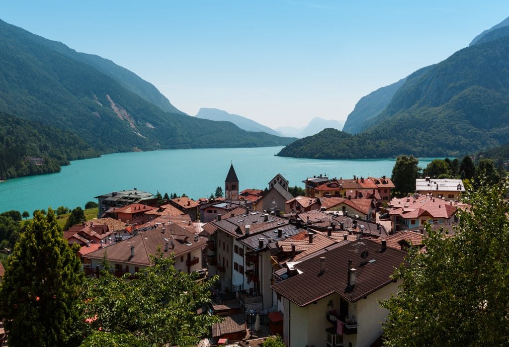 Lago Molveno Alpines Flair: Das Dorf Andalo am Lago Molveno. Foto: Adobe Stock