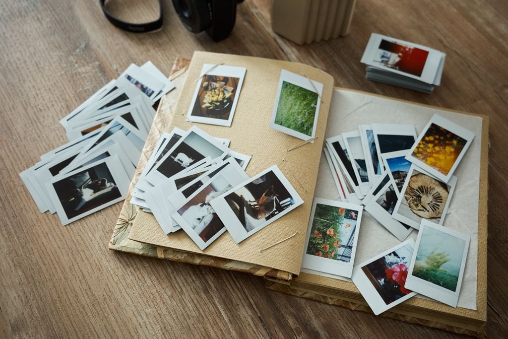 Polaroids sind die Klassiker fürs Reise-Tagebuch. Doch es gibt noch mehr Schätze mit Erinnerungswert. Foto: Adobe Stock