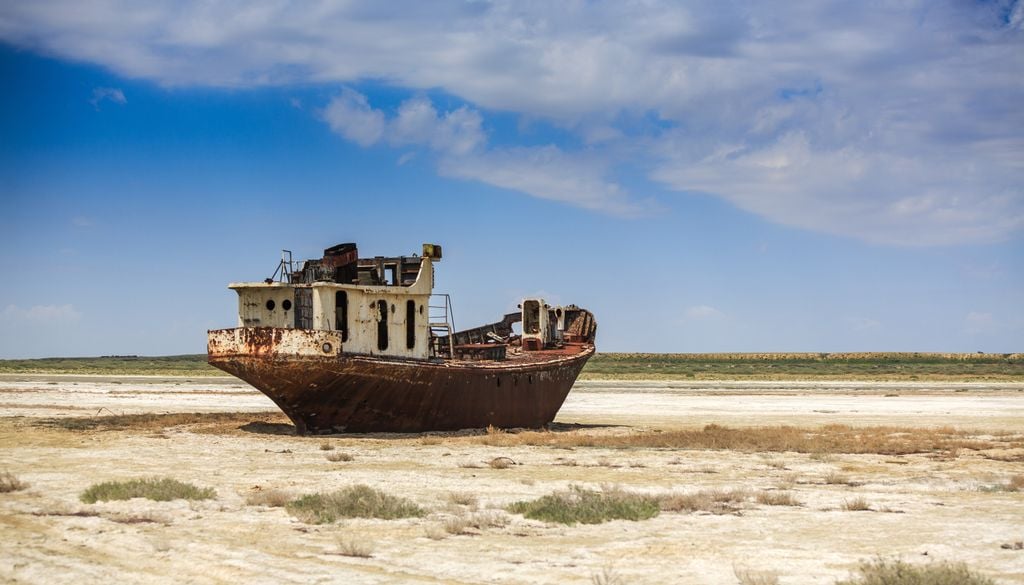 Antiguo pesquero en el fondo del desecado mar de Aral.