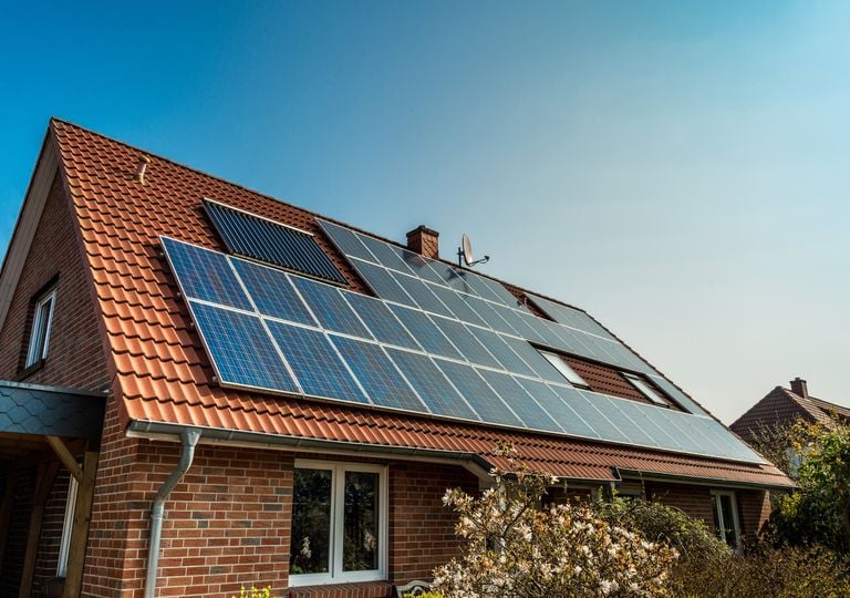 ¿Es realmente posible instalar paneles solares sin electricidad? Esto dicen los expertos del sector