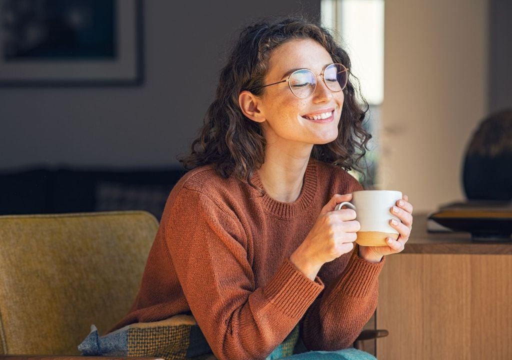 Mujer bebiendo café