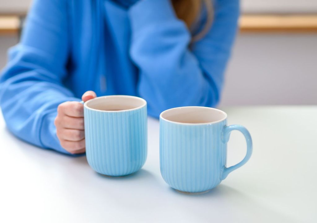 Mujer esperando para beber café