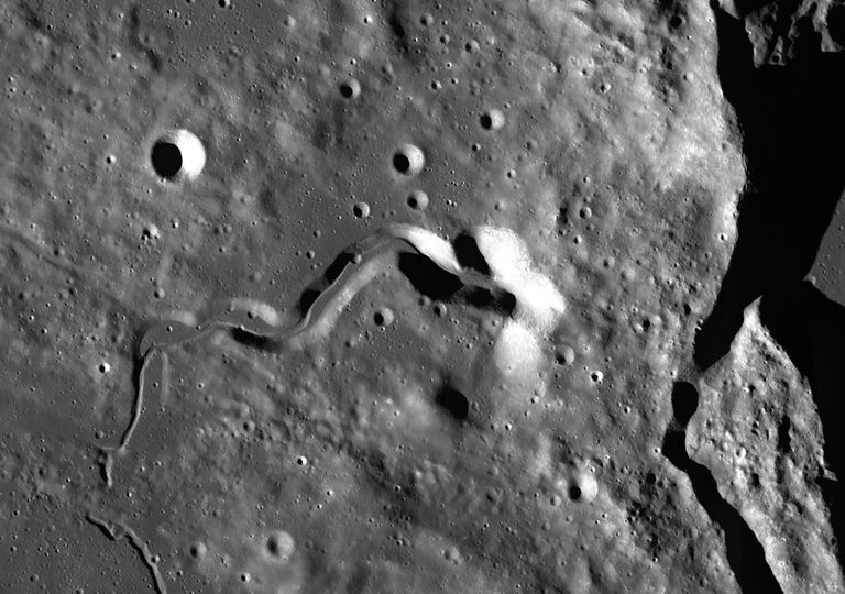 ESA irá explorar cavernas lunares para colonizá-las ESA irá explorar cavernas lunares para colonizá-las