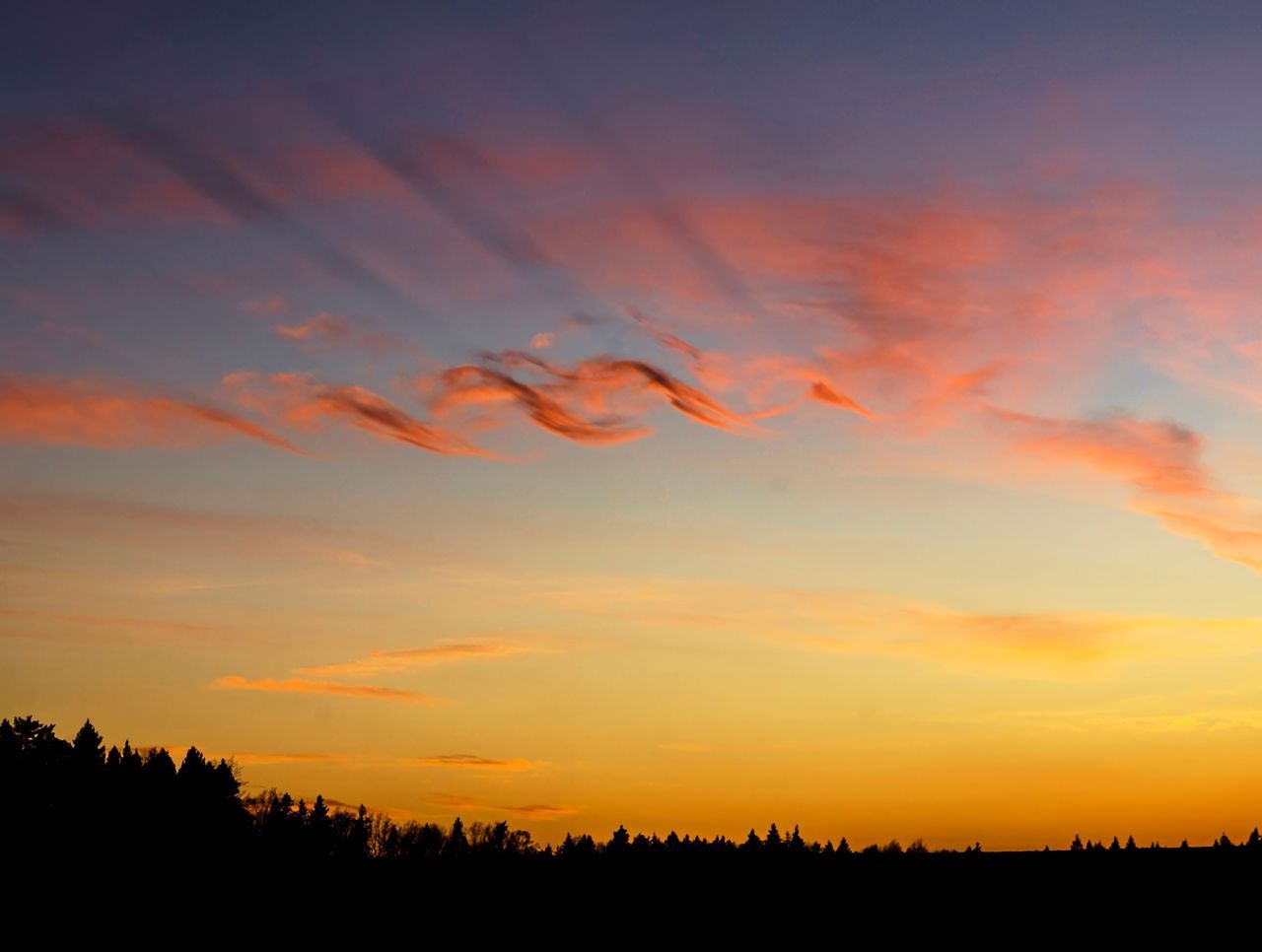 Los fenómenos ondulatorios, lo mismo que los vórtices son comunes en la atmósfera, apareciendo a todas las escalas. En la imagen vemos el rasgo nuboso llamado fluctus, debido a una inestabilidad de Kelvin-Helmholtz.