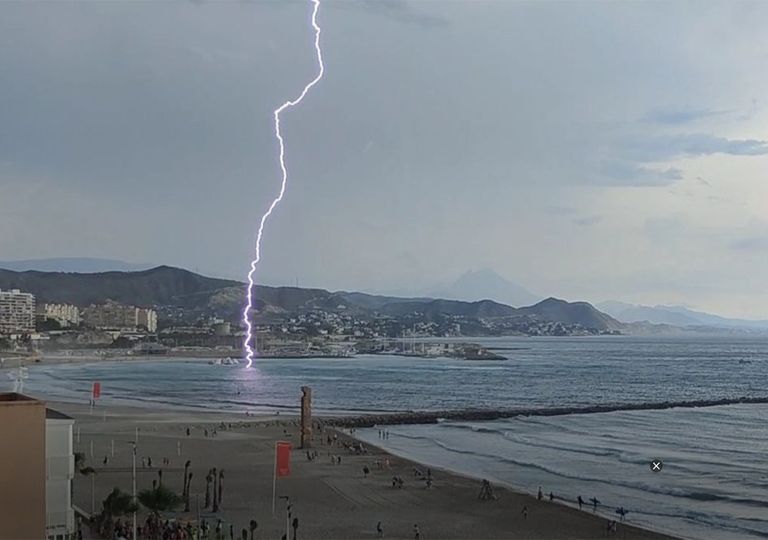 Atención, bañistas: el rayo de ayer en El Campello no es algo insólito Atención, bañistas: el rayo de ayer en El Campello no es algo insólito