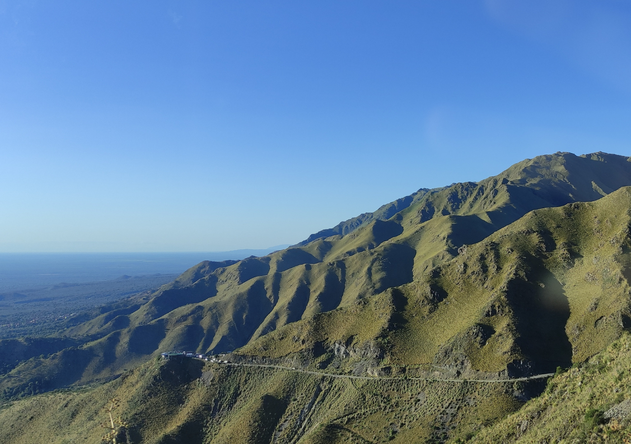 Ubicada entre Córdoba y San Luis, la Sierra de los Comechingones combina paisajes rurales con calles empedradas y bodegas boutique.