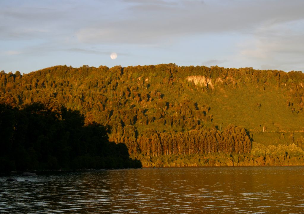 Atardecer en el Lago Puyehue, sur de Chile.