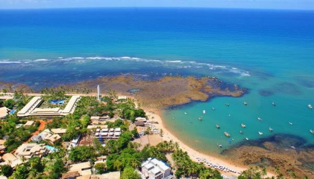A Praia do Forte é uma famosa vila de pescadores no litoral norte da Bahia, distante cerca de 80 km de Salvador. Crédito: Divulgação.
