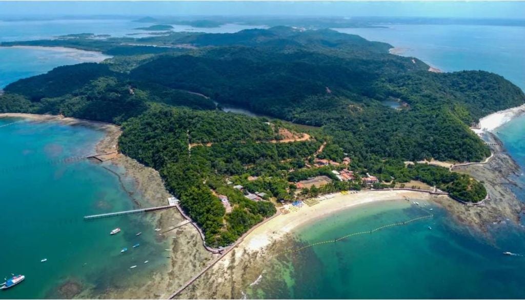 A Ilha dos Frades é uma das ilhas da Baía de Todos-os-Santos e se destaca pelas praias de águas tranquilas e cristalinas, vegetação preservada e belas paisagens naturais. Crédito: Divulgação.