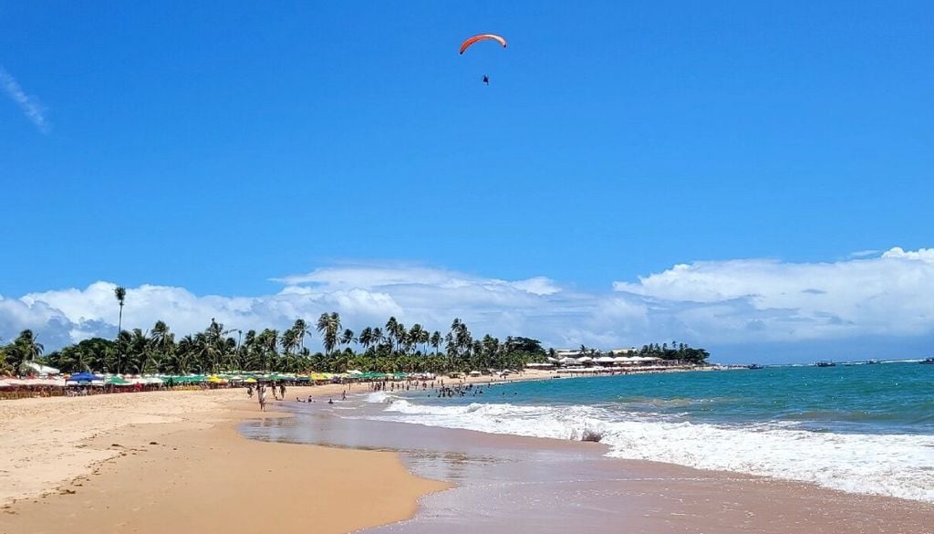 A região da Praia de Guarajuba também se destaca pela riqueza ambiental, com lagoas, manguezais, brejos e áreas úmidas protegidos pela APA Lagoas de Guarajuba. Crédito: Divulgação/TripAdvisor.