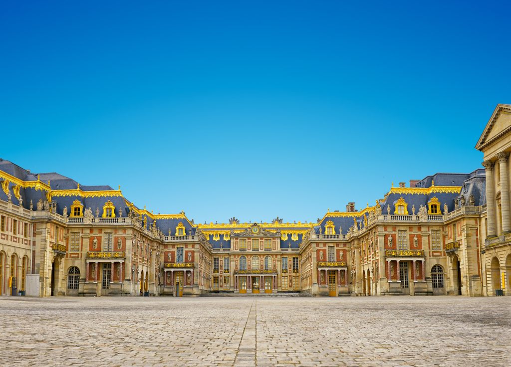 L'entrée du château de Versailles, symbole du pouvoir de Louis XIV. L'entrée du château de Versailles, symbole du pouvoir de Louis XIV.