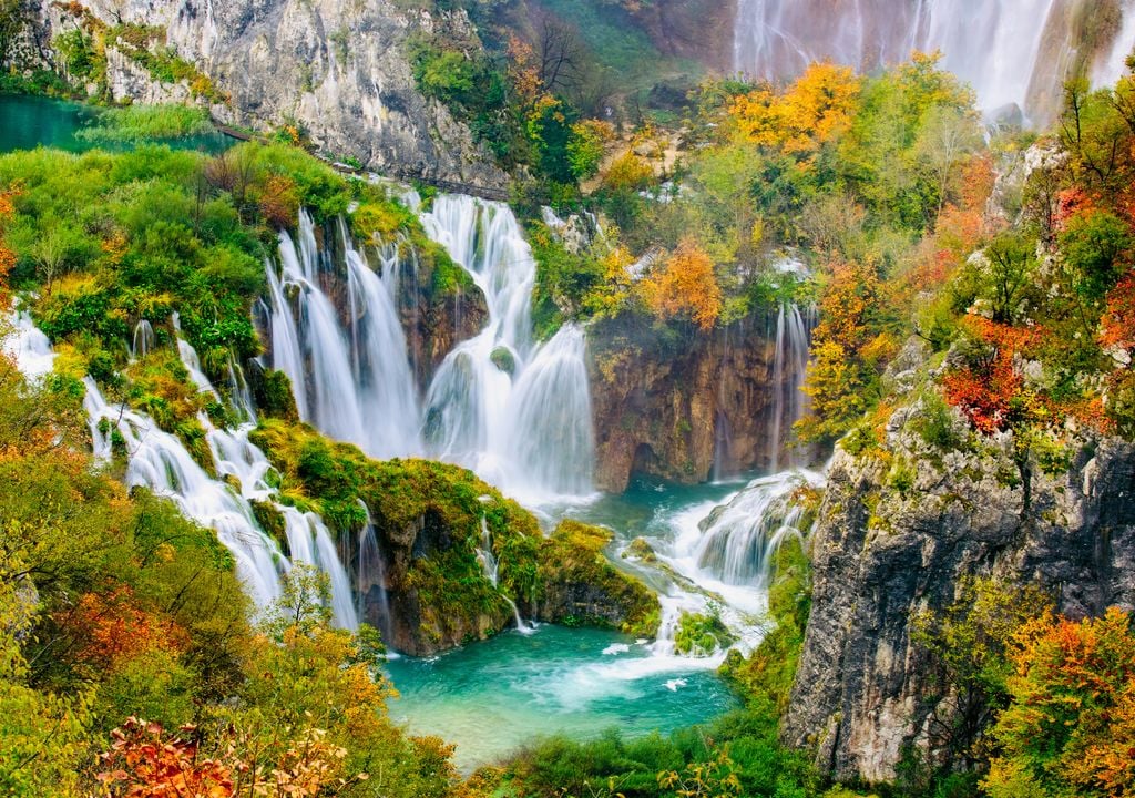 Bellísimas cascadas en el Parque Nacional de los Lagos de Plitvice, Croacia.
