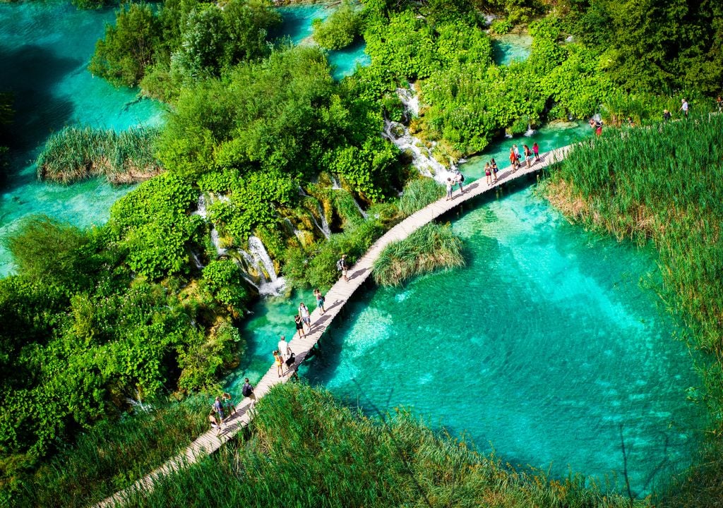 Las impresionantes aguas turquesas del Parque Nacional de los Lagos de Plitvice, en Croacia.
