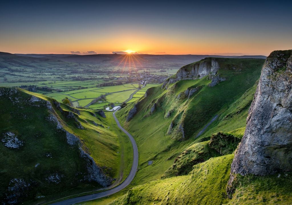 Puesta de sol en el Paso de Winnats Pass, en el Parque Nacional Peak District, Reino Unido.