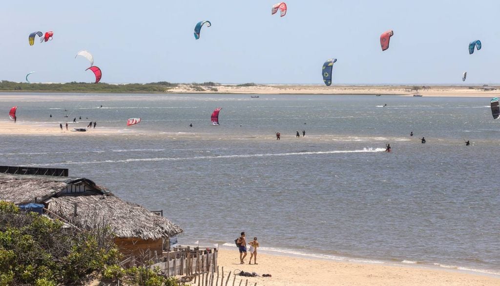 Praia de Atins, no Maranhão, e pessoal praticando kitesurf. Crédito: Divulgação.