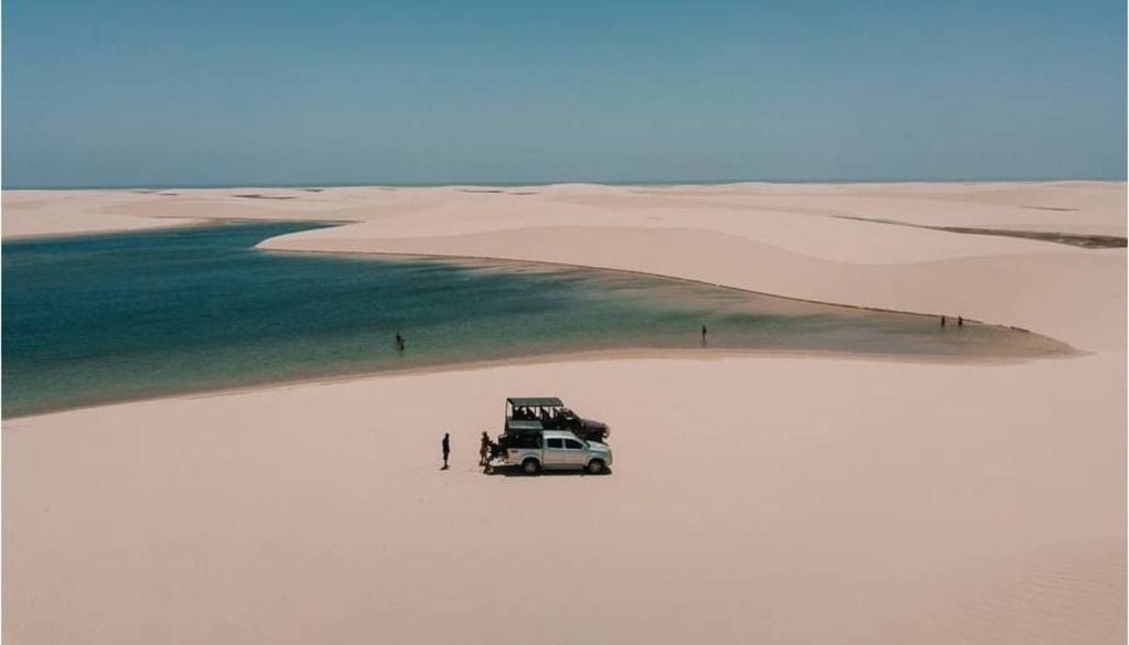 Vista incrível no Canto de Atins, que fica entre o mar e as dunas mais próximas dos Lençóis Maranhenses. Crédito: Divulgação.