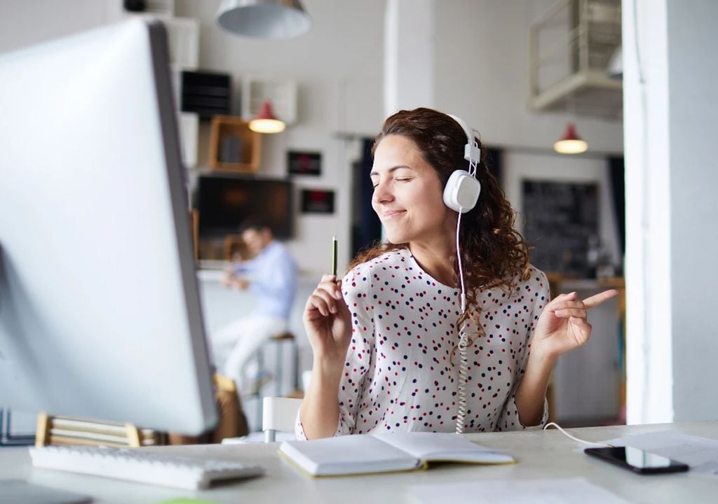 mulher ouvindo música com fones de ouvido