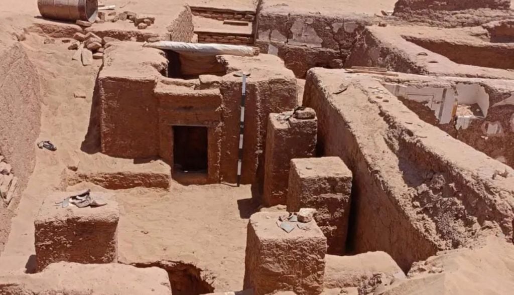 O Ministério do Turismo do Egito afirma que, além dos túmulos e do poema fúnebre, as escavações também incluíam uma mesa, uma pia para lavar a areia, um conjunto diverso de cerâmica e uma moeda de prata com uma inscrição do imperador romano Constante • Ministério do Turismo e Antiguidades Além dos túmulos e do poema fúnebre, as escavações também incluíam uma mesa, uma pia para lavar a areia, um conjunto diverso de cerâmica e uma moeda de prata com uma inscrição do imperador romano Constante. Crédito: Ministério do Turismo e Antiguidades