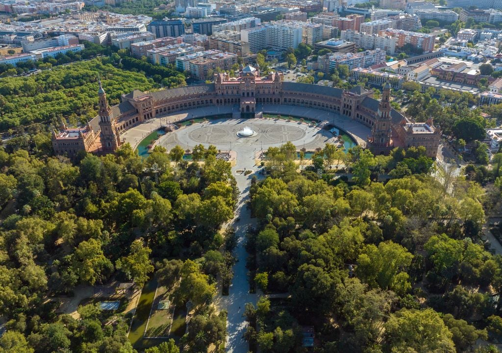 Los bosques urbanos, como este junto a la plaza de España de Sevilla, son refugios climáticos indispensables en las ciudades cada vez más afectadas por el calor.