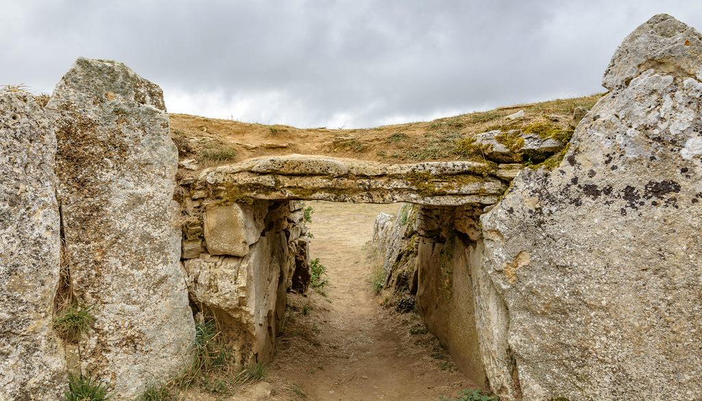 Dans la comarca bourguignonne de Sedano, au nord-ouest de Sargentes de la Lora, se conserve un ensemble de monuments mégalithiques de plus de 5 500 ans d’ancienneté.