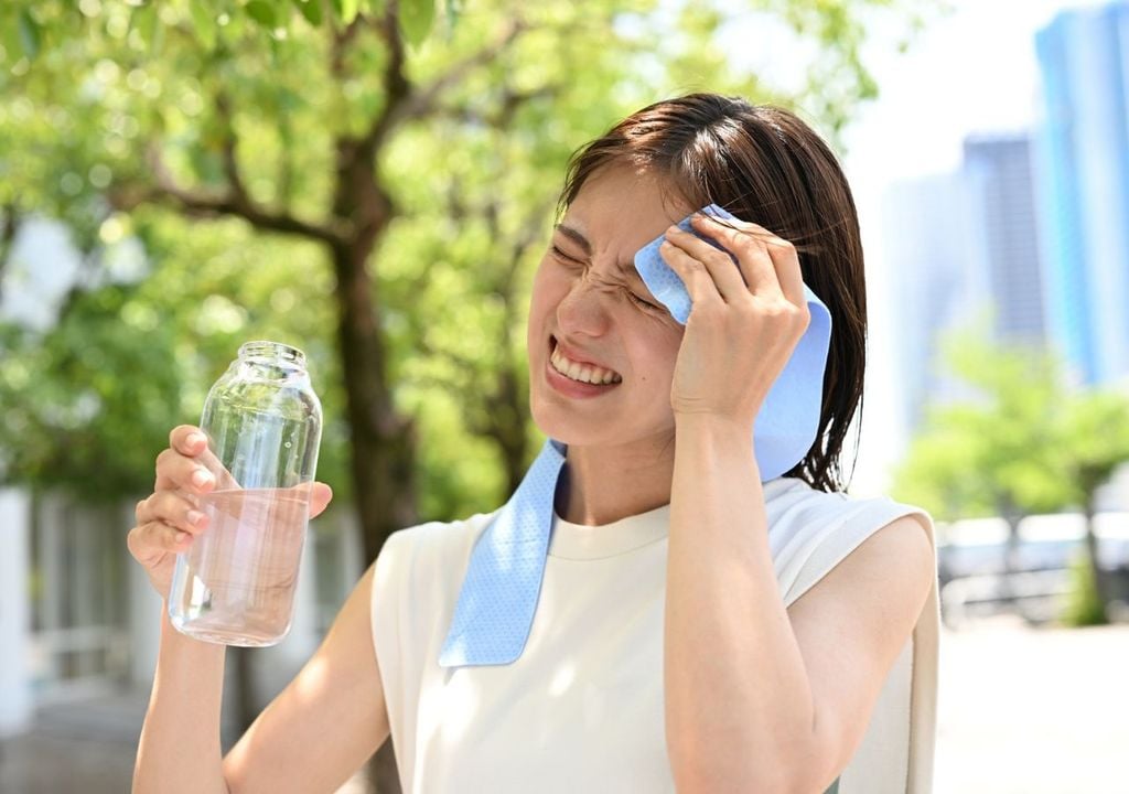 Mujer secándose el calor