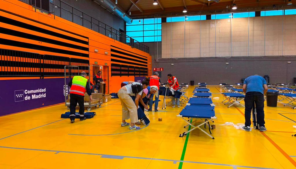 Preparativos en un pabellón deportivo para acoger a los evacuados por el incendio de Madrid. Agencia de Seguridad y Emergencias Madrid 112.