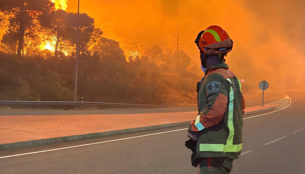 Un bombero observa el avance de las llamas en el incendio de Madrid. Agencia de Seguridad y Emergencias Madrid 112.