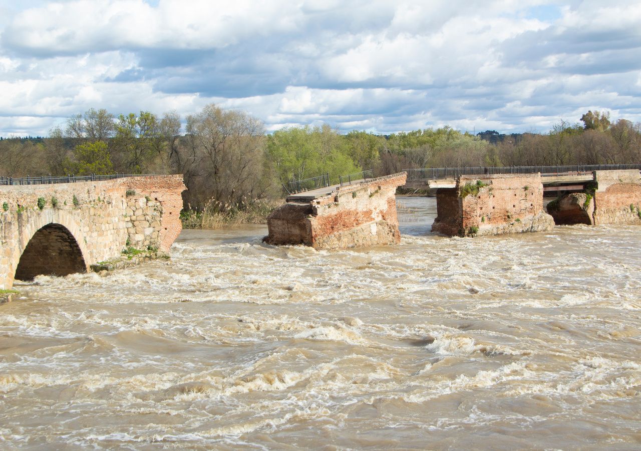 Las lluvias de estos días ha provocado grandes crecidas en numerosos ríos. El puente de Santa Catalina de Talavera de la Reina cedió ante el Tajo.