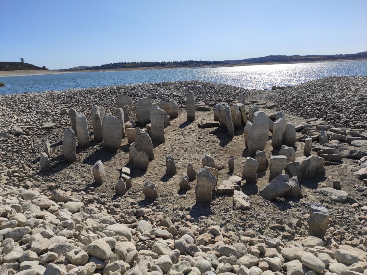 La sequía en Extremadura ha sacado a relucir el Dolmen de Guadalperal, en el embalse de Valdecañas, tras permanecer 50 años sumergido.