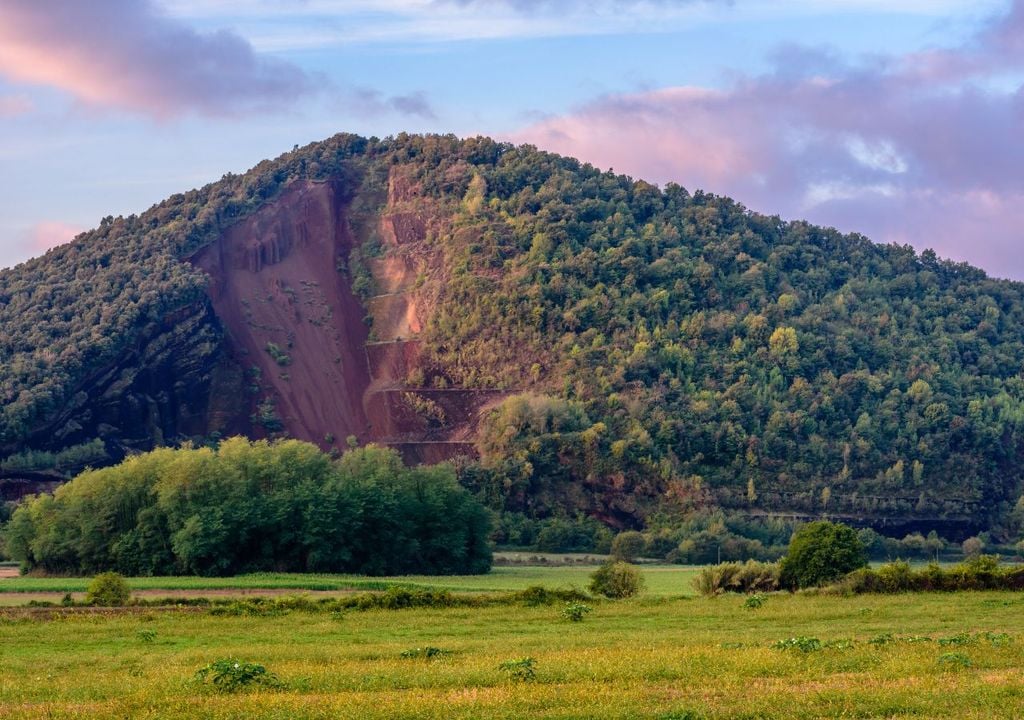 El volcán Croscat es uno de los más conocidos de la región y también uno de los más jóvenes de la península