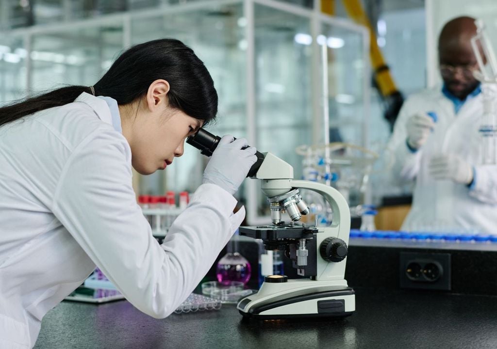 Investigadora en laboratorio