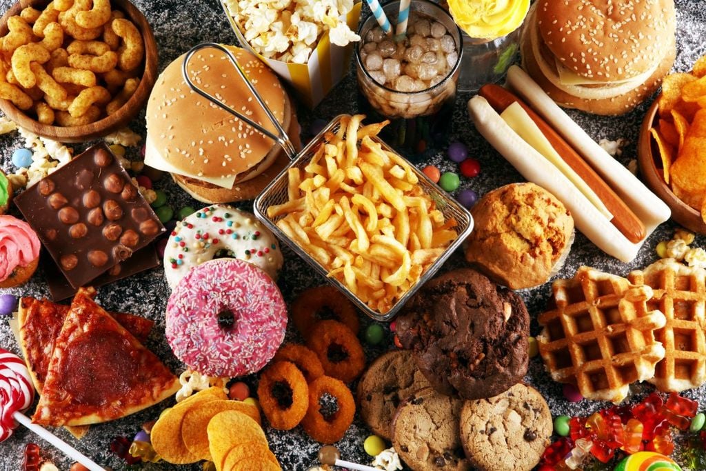 O consumo de alimentos ultra-processados também prejudica diretamente o cérebro