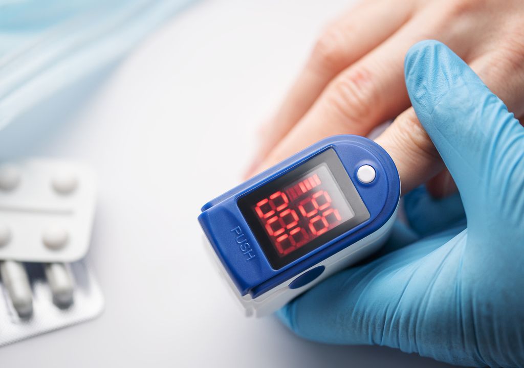 La oximetría de pulso es una forma de medir cuánto oxígeno contiene la sangre, con un dispositivo en el dedo.