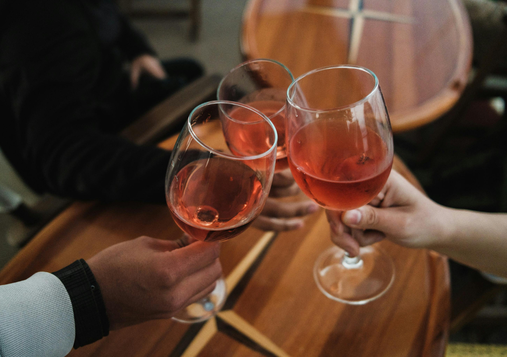 Brindis que parecen inofensivos, pero que pueden esconder un consumo riesgoso cuando se concentran en pocos días. Brindis que parecen inofensivos, pero que pueden esconder un consumo riesgoso cuando se concentran en pocos días.